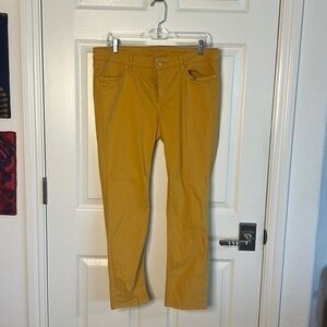 Escada Sport jegging cropped. Beautiful mustard yellow. Soft fabric! Great shape